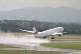 BOEING 777 Austrian Airlines tartuje zo Schwechatu za hustho daa